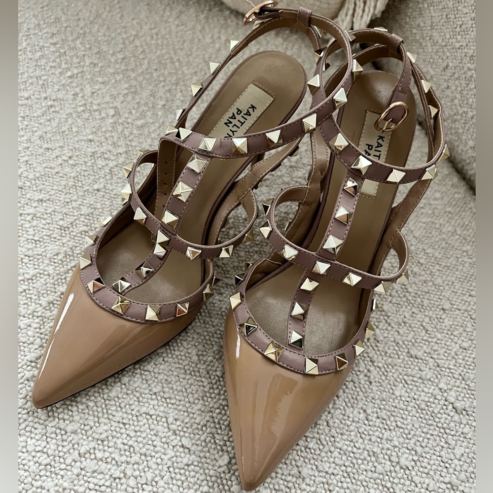 Never worn new rock stud shoes nude 8.5